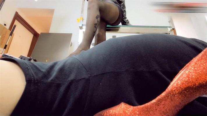 【婧児小主】晓G女主人出差归来全语言红色高跟黑丝全体重踩脸玩弄奴隶 YC-220323