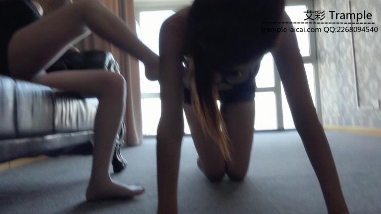 『小妮女女』白丝高跟凉鞋踩虐女奴，踩胸部和舌头