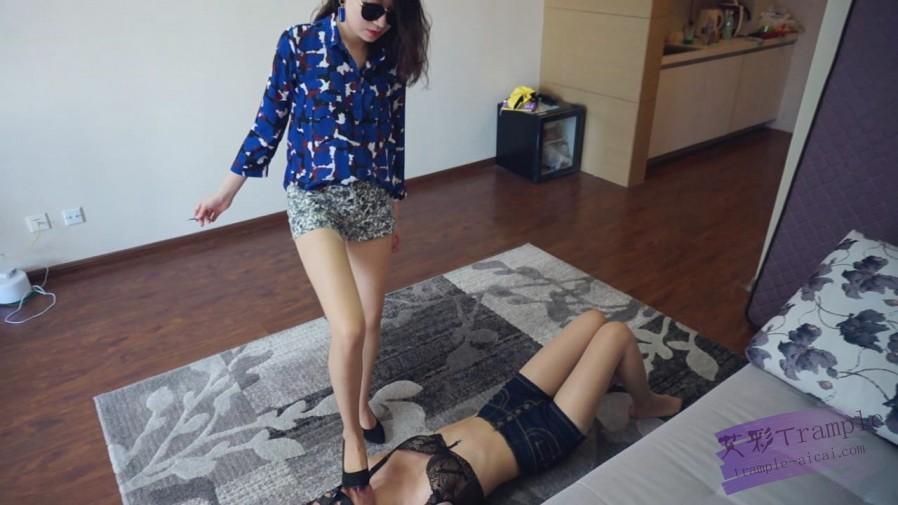 『小妮女女』烟灰口水，高跟虐胸 羞辱，绝对女王