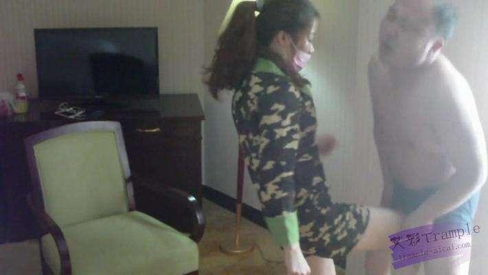 女特战队员审讯男俘虏