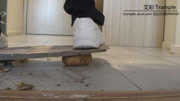 高跟白色运动鞋木板 物品粉碎