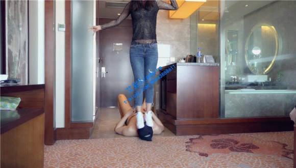 小默牛仔裤白袜运动鞋调教