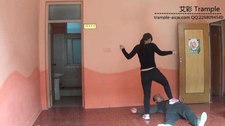 跆拳道女教练防身术演练