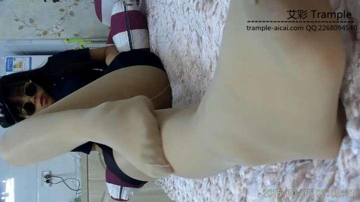 女警の黒ストッキングで足