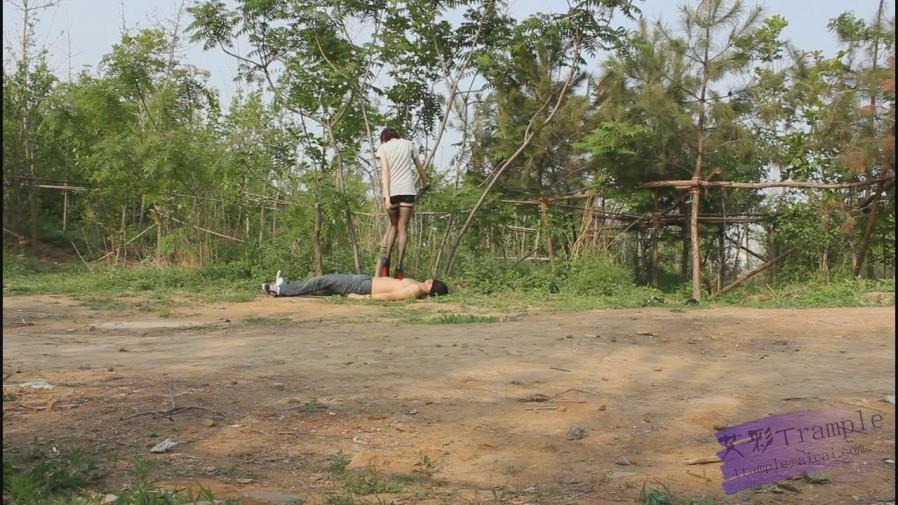 户外高跟践踏调教，舔鞋底，舔黑丝嫩白玉足