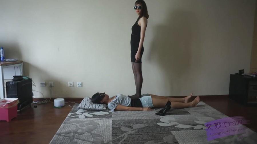 『小妮女女』黑丝高跟调教女M舔鞋,全体重细跟践踏，蹂躏下体。