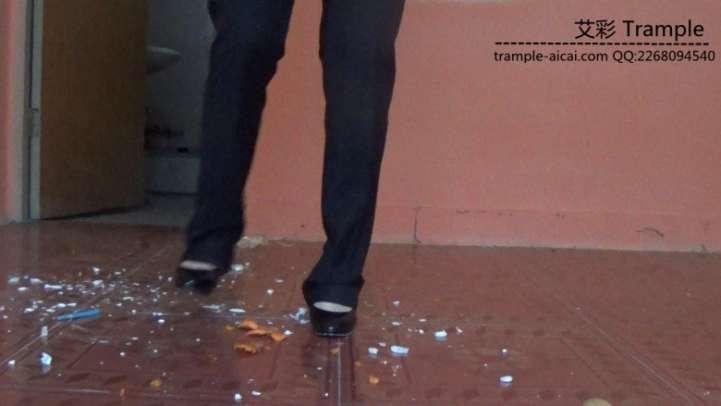 女主职业装高跟物体粉碎.