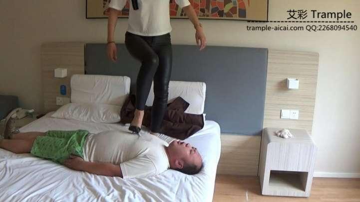 美女皮裤骑乘踩踏跪压