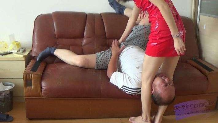 小薇美腿踩踏绞杀关节技坐脸