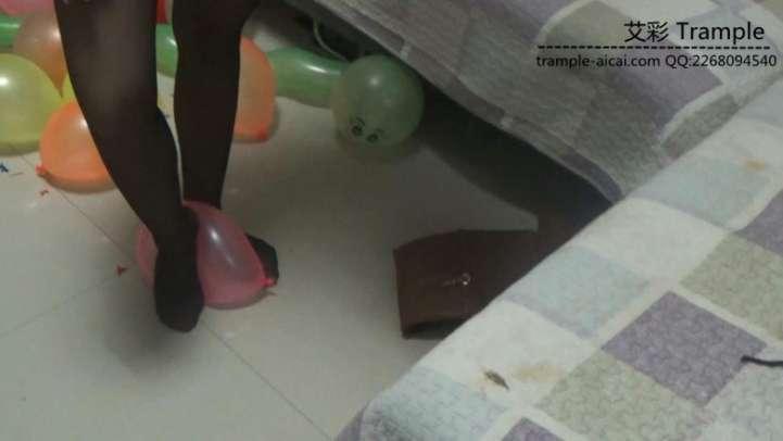 黑丝高跟靴子踩气球