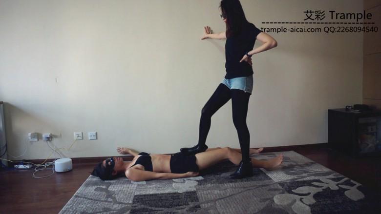 『小妮女女』原味白袜皮靴暴力调教瘦弱女M，踢裆，踩踏，羞辱，闻臭袜子。