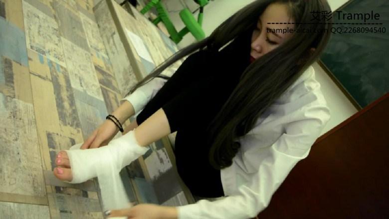 『奴隶岛』—白袜脚扭伤