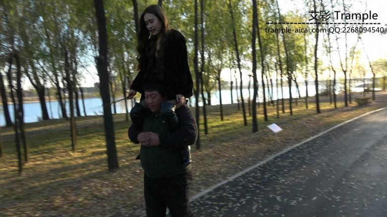 冷柔公园当众调狗