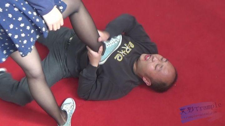 决死阵中的情侣决斗—黑丝脚夹脖子扭断吐血