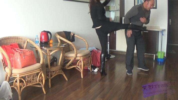 女杀手老大教训废物马仔