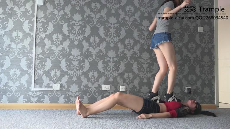 『小妮女女』白袜运动鞋全体重无情践踏女M