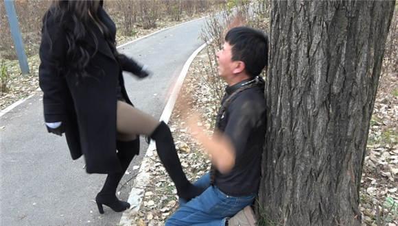 【冷柔】公园暴踢老贱狗，暴力耳光