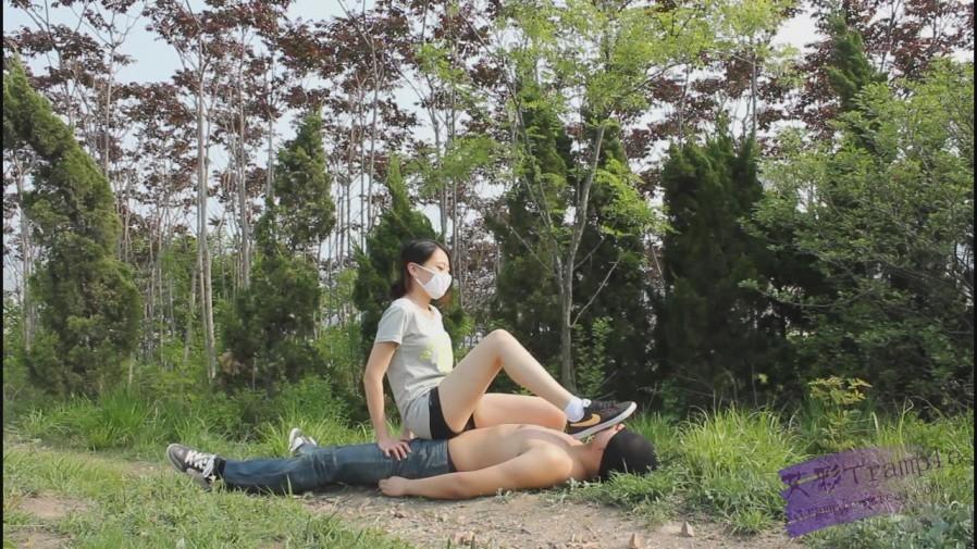 户外调教，原味白袜，践踏，羞辱，舔脏鞋超脏袜子和美脚