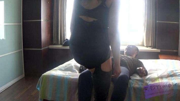 莉莉美腿魅惑足责绞杀