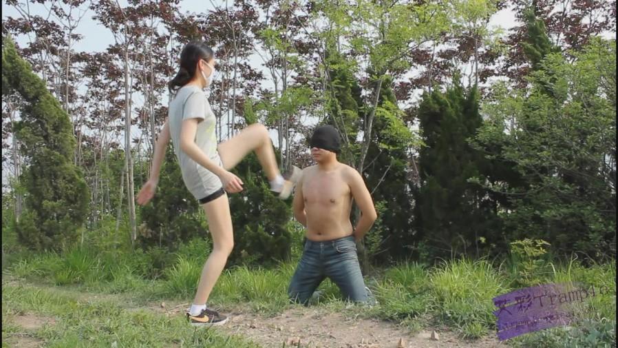 户外调教，原味白袜，践踏，羞辱，舔脏鞋超脏袜子和美脚