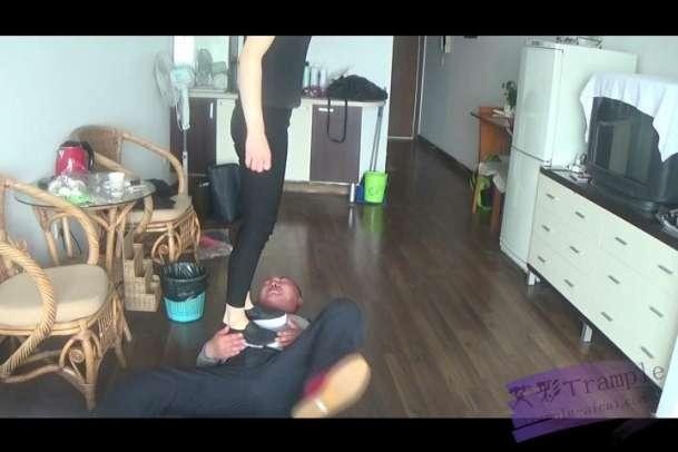 燕子女主足打耳光肉垫