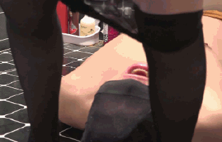 帆布鞋黑丝调教+圣水