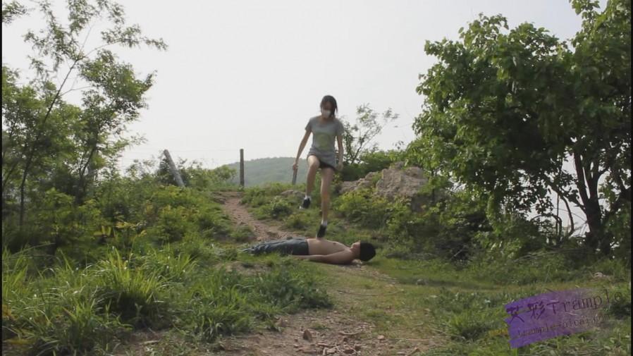 户外调教，原味白袜，践踏，羞辱，舔脏鞋超脏袜子和美脚