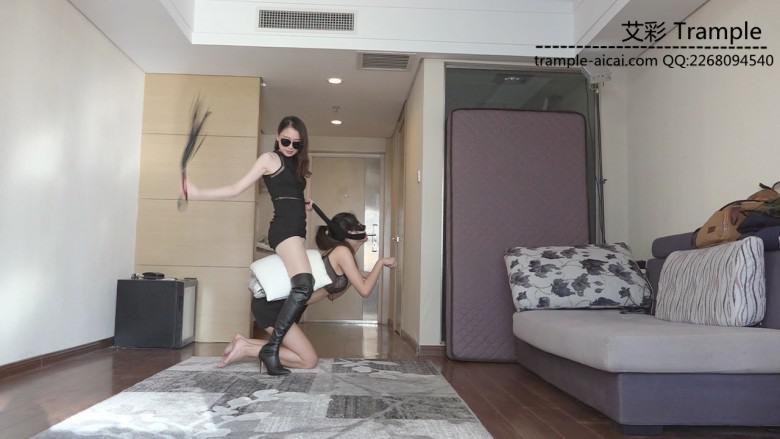 『小妮女女』性感主人骑虐小母马