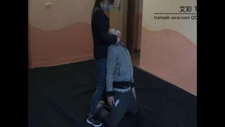 女特工宰杀暴徒。