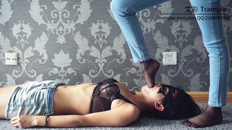 『小妮女女』原味黑短丝插嘴深喉，牛仔裤.