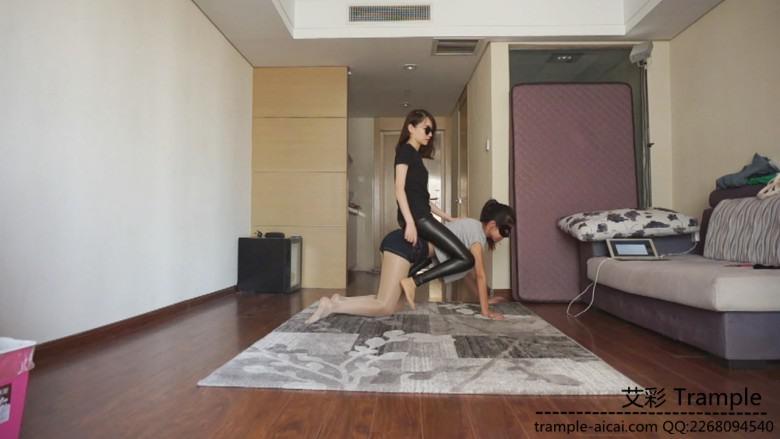 『小妮女女』皮裤调教骑坐女马奴,掐脖子窒息