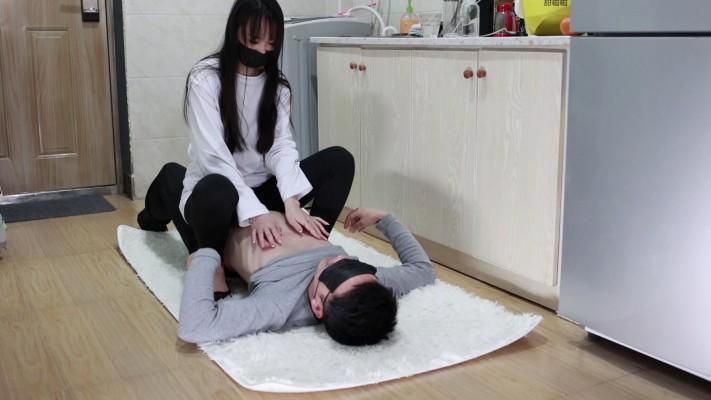 【黑丝诱惑】素人姣姣原味脏短靴踩踏骑马钻胯 YC-221211-2