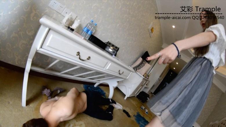 『奴隶岛』—萱萱高跟鞋虐踩肚脐