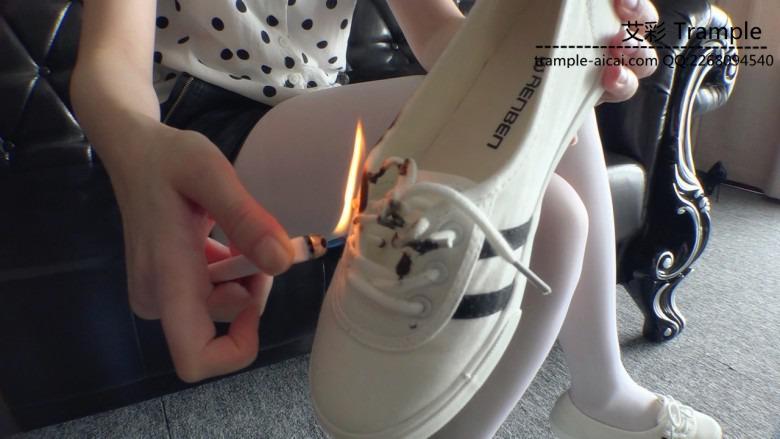 『小妮女女』虐待羞辱撞衫女奴，烧鞋舔食