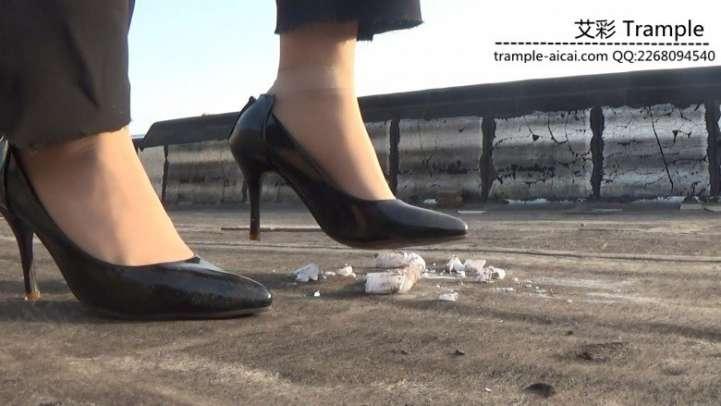 女主职业装高跟物体粉碎2