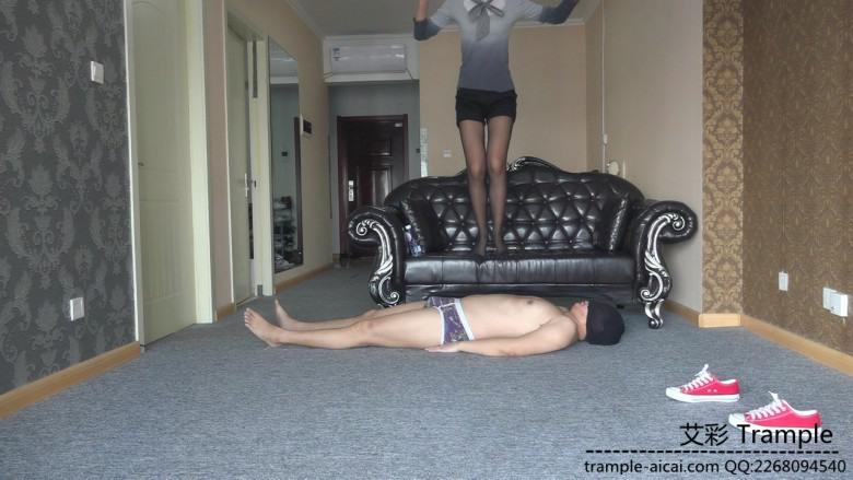 173美眉黑丝帆布鞋踢裆+随意踩踏