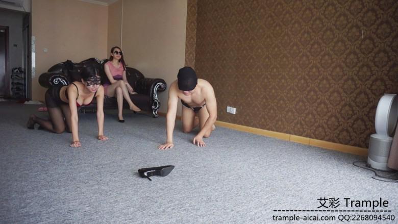 『小妮女女』肉丝高跟调教戏弄情侣奴