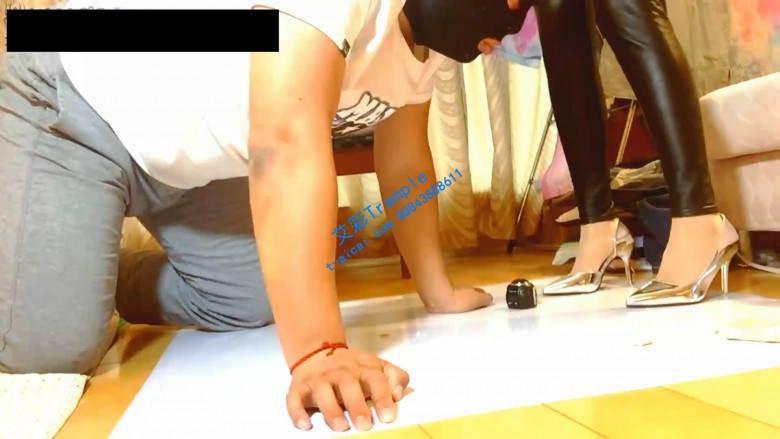 奴隶饥渴的舔舐着主人的脚指头