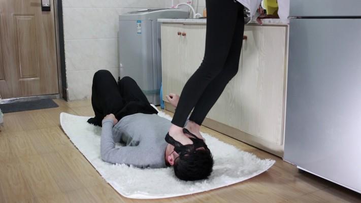 【黑丝诱惑】素人姣姣原味脏短靴踩踏骑马钻胯 YC-221211-2