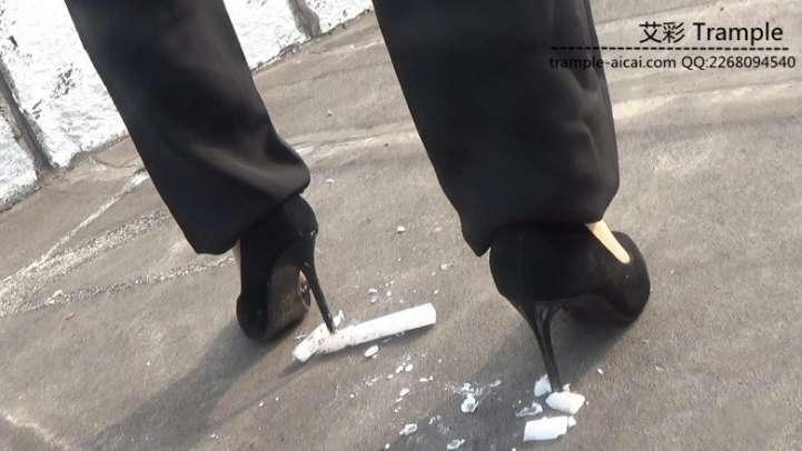 踩姐职业装高跟物体粉碎2