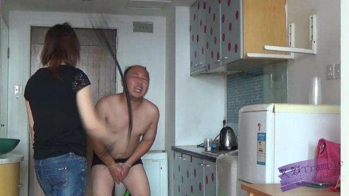 玲主皮鞭虐打踩踏
