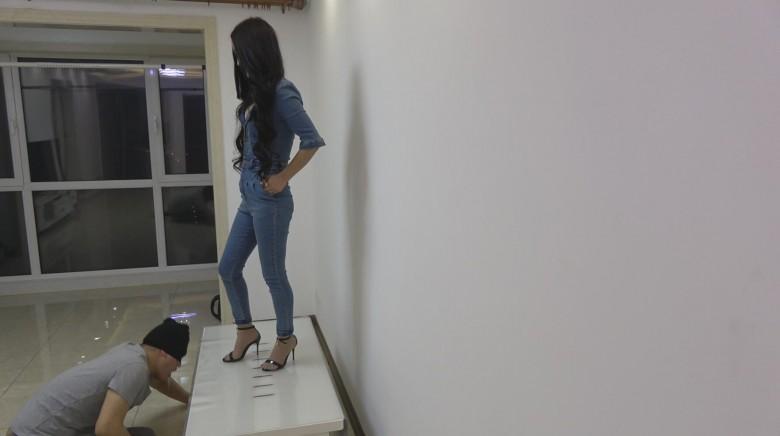 茶几高跟踩踏狗舌，狗脸