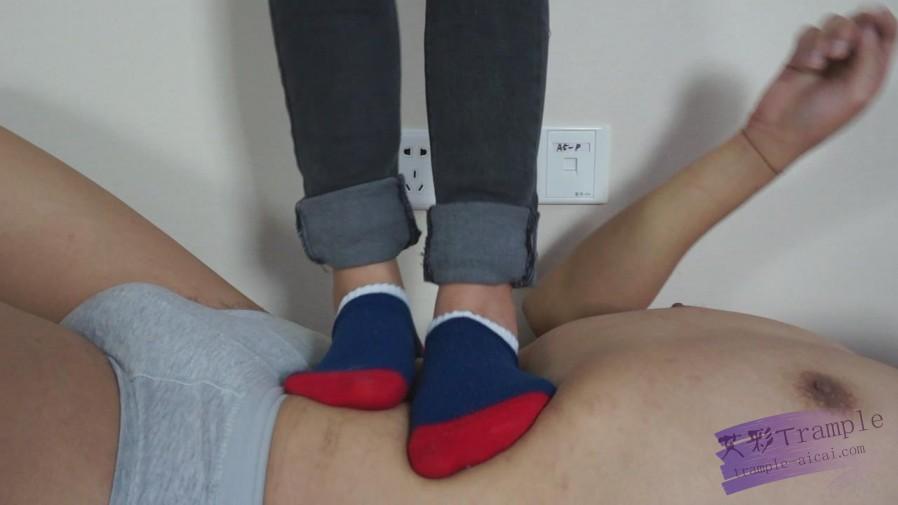美女原味皮鞋+原味袜子踩踏,舔脏鞋子,闻臭袜子 美女原味皮鞋+原味袜子踩踏,舔脏鞋子,闻臭袜子