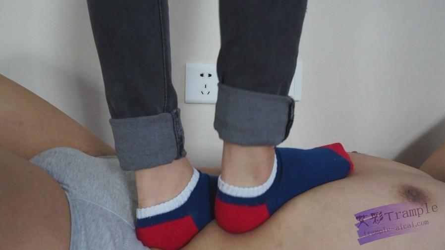 美女原味皮鞋+原味袜子踩踏,舔脏鞋子,闻臭袜子 美女原味皮鞋+原味袜子踩踏,舔脏鞋子,闻臭袜子