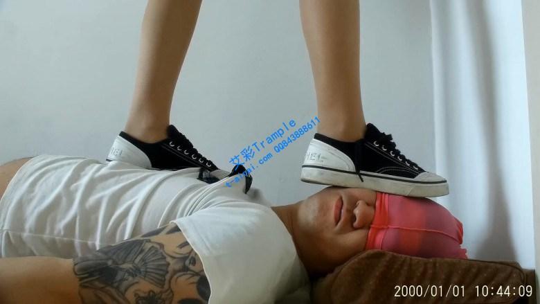 长腿女神帆布鞋踩踏肥仔