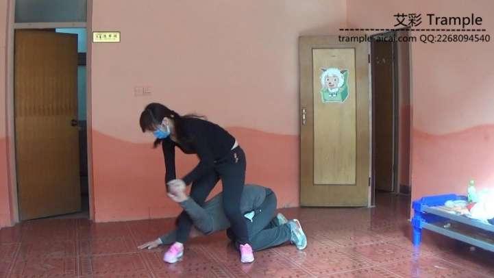 跆拳道女教练防身术演练