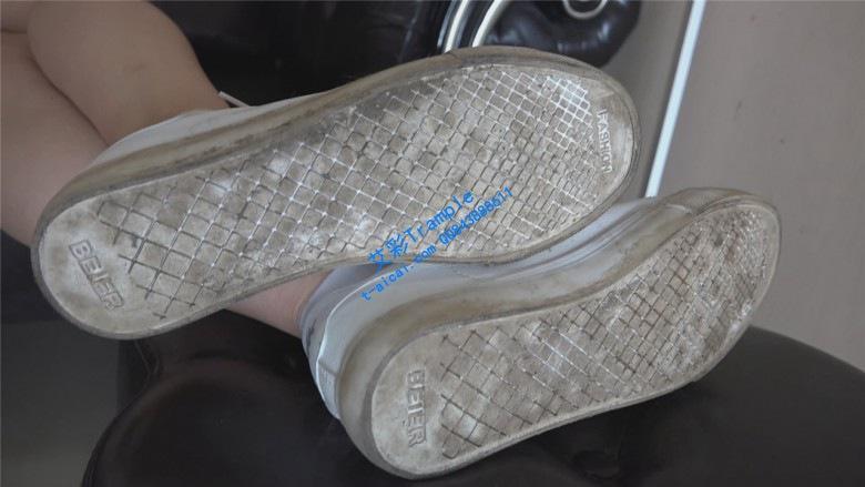 超脏小白鞋超级原味白棉袜调教！