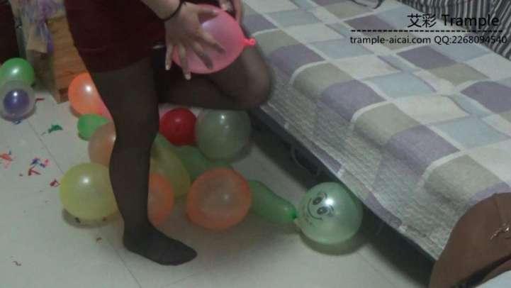 黑丝高跟靴子踩气球