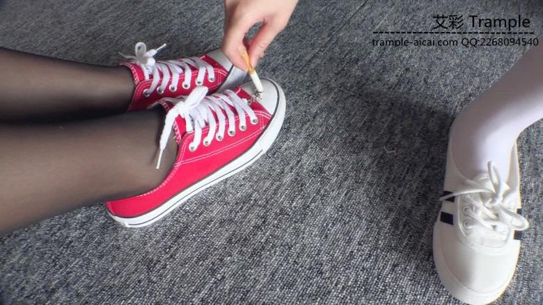 『小妮女女』虐待羞辱撞衫女奴，烧鞋舔食