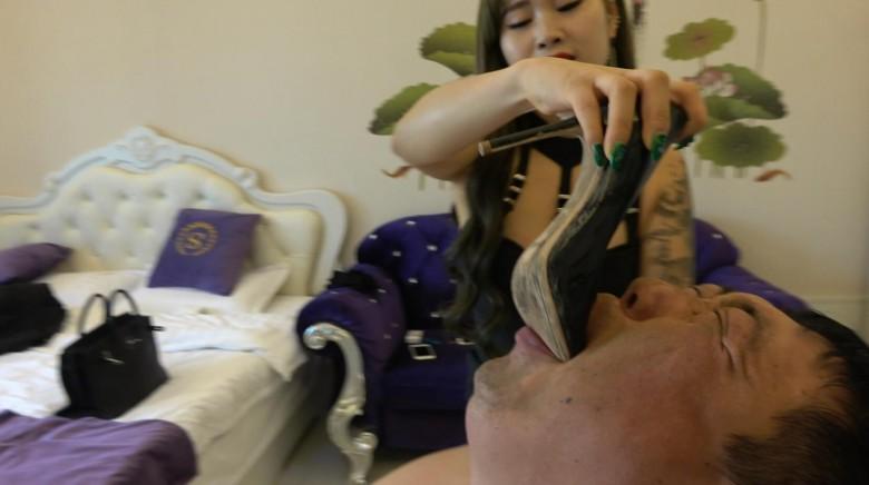 超脏泥鞋底舔鞋，暴力踹脸